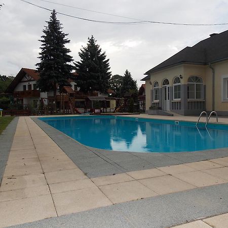 Hotel Family Балатонфельвар Екстер'єр фото